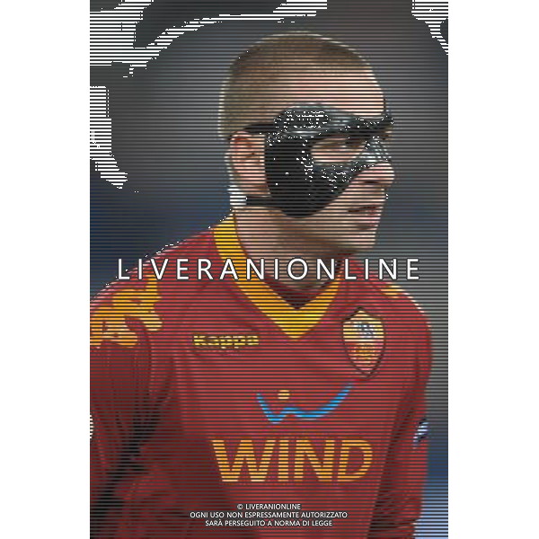 Roma - 03/12/2009 - Stadio Olimpico - Uefa Europa League 2009/2010 Gruppo E - AS Roma vs Basilea - nella foto: Daniele DE ROSSI con la maschera ph. Corradetti / @Aldo LIVERANI Sas