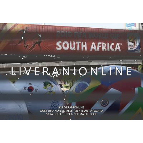 Sorteggi della fase finale dei Mondiali di calcio Sud Africa 2010 03.12.2009, Kapstadt, SŸdafrika, FIFA Fu§ball-Weltmeisterschaft 2010, World Cup, Cape Town, South Africa 2010, Final Draw, Auslosung, Ziehung, Gro§e BŠlle und Plakat, Emblem vor dem Cape Town International Convention Centre, Center, CTICC, copyright by firo sportphoto/Agenzia Aldo Liverani Sas - ITALY ONLY -