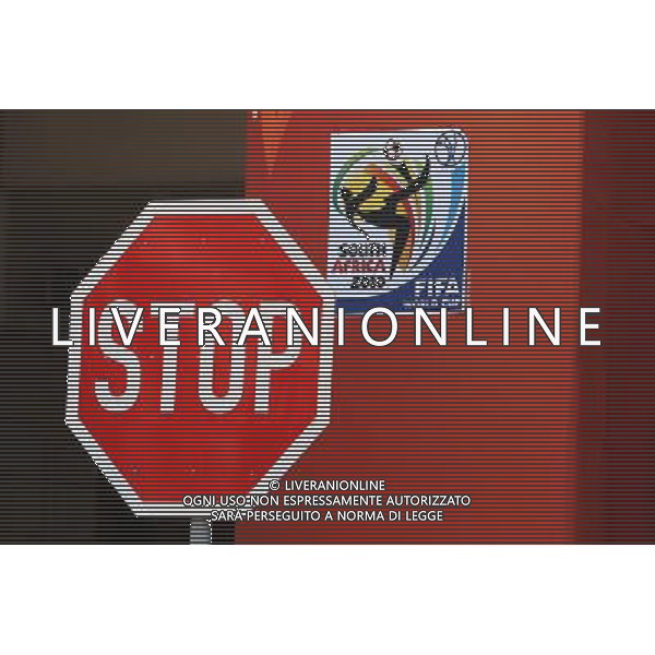 Sorteggi della fase finale dei Mondiali di calcio Sud Africa 2010 03.12.2009, Kapstadt, SŸdafrika, FIFA Fu§ball-Weltmeisterschaft 2010, World Cup, Cape Town, South Africa 2010, Final Draw, Auslosung, Ziehung, Emblem, Plakat, Verkehrszeichen Stop, Stopschild copyright by firo sportphoto/Agenzia Aldo Liverani Sas - ITALY ONLY -