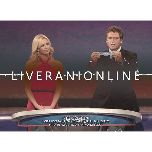 Sorteggi della fase finale dei Mondiali di calcio Sud Africa 2010 03.12.2009, Kapstadt, SŸdafrika, FIFA Fu§ball-Weltmeisterschaft 2010, World Cup, Cape Town, South Africa, Final Draw, Auslosung, Ziehung, Gezogen wurde Deutschland, GER, Schauspielerin Charlize Theron, FIFA GeneralsekretŠr Jerome Valcke copyright by firo sportphoto/Agenzia Aldo Liverani Sas - ITALY ONLY -