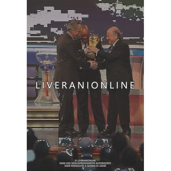 Sorteggi della fase finale dei Mondiali di calcio Sud Africa 2010 03.12.2009, Kapstadt, SŸdafrika, FIFA Fu§ball-Weltmeisterschaft 2010, World Cup, Cape Town, South Africa, Final Draw, Auslosung, Ziehung, Der PrŠsident des italienischen Fussballverbandes, Giancarlo Abete Ÿberreicht SŸdafrikas StaatsprŠsident Jacob Zuma und FIFA-PrŠsident Joseph S. Blatter den WM-Pokal copyright by firo sportphoto/Agenzia Aldo Liverani Sas - ITALY ONLY -
