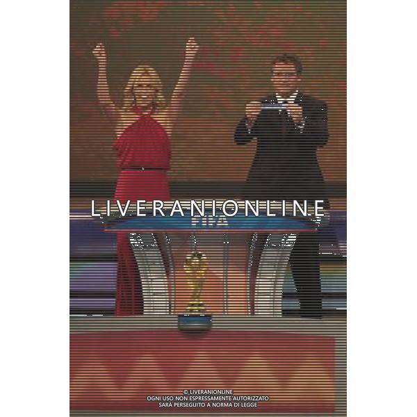 Sorteggi della fase finale dei Mondiali di calcio Sud Africa 2010 03.12.2009, Kapstadt, SŸdafrika, FIFA Fu§ball-Weltmeisterschaft 2010, World Cup, Cape Town, South Africa, Final Draw, Auslosung, Ziehung, Gezogen wurde SŸdafrika, RSA, Schauspielerin Charlize Theron, FIFA GeneralsekretŠr Jerome Valcke copyright by firo sportphoto/Agenzia Aldo Liverani Sas - ITALY ONLY -