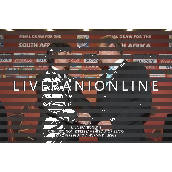 Sorteggi della fase finale dei Mondiali di calcio Sud Africa 2010 03.12.2009, Kapstadt, SŸdafrika, FIFA Fu§ball-Weltmeisterschaft 2010, World Cup, Cape Town, South Africa, Final Draw, Auslosung, Ziehung, Trainer Joachim Low, GER und Trainer Pim Verbeck, AUS copyright by firo sportphoto/Agenzia Aldo Liverani Sas - ITALY ONLY -