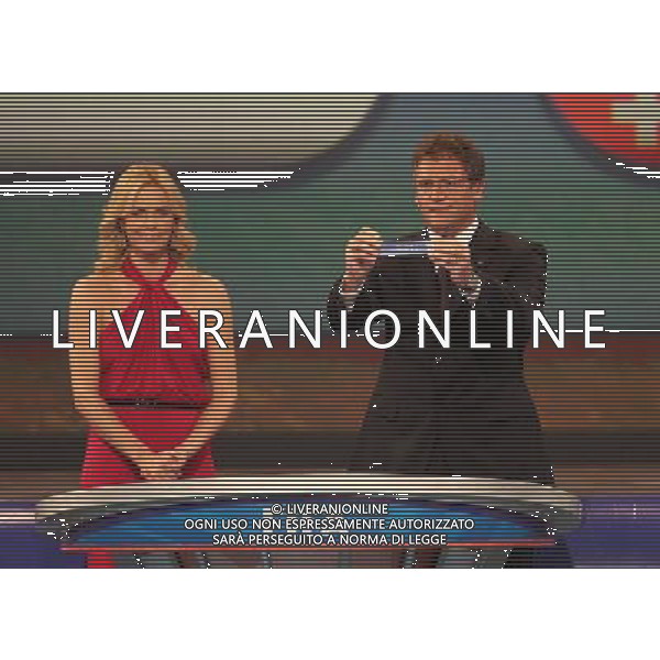Sorteggi della fase finale dei Mondiali di calcio Sud Africa 2010 03.12.2009, Kapstadt, SŸdafrika, FIFA Fu§ball-Weltmeisterschaft 2010, World Cup, Cape Town, South Africa, Final Draw, Auslosung, Ziehung, Gezogen wurde Frankreich, FRA, Schauspielerin Charlize Theron, FIFA GeneralsekretŠr Jerome Valcke copyright by firo sportphoto/Agenzia Aldo Liverani Sas - ITALY ONLY -