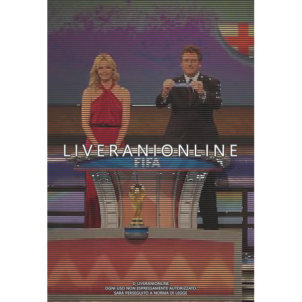Sorteggi della fase finale dei Mondiali di calcio Sud Africa 2010 03.12.2009, Kapstadt, SŸdafrika, FIFA Fu§ball-Weltmeisterschaft 2010, World Cup, Cape Town, South Africa, Final Draw, Auslosung, Ziehung, Gezogen wurde England, ENG, Schauspielerin Charlize Theron, FIFA GeneralsekretŠr Jerome Valcke copyright by firo sportphoto/Agenzia Aldo Liverani Sas - ITALY ONLY -