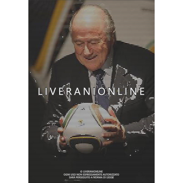 Sorteggi della fase finale dei Mondiali di calcio Sud Africa 2010 - pallone ufficiale 03.12.2009, Kapstadt, SŸdafrika, FIFA Fu§ball-Weltmeisterschaft 2010, World Cup, Cape Town, South Africa, Final Draw, Auslosung, Ziehung, Adidas stellt den neuen Spielball, Matchball JABULANI vor. Fifa-PrŠsident Joseph Blatter mit dem Ball in der Hand copyright by firo sportphoto/Agenzia Aldo Liverani Sas - ITALY ONLY -