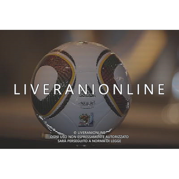 Sorteggi della fase finale dei Mondiali di calcio Sud Africa 2010 - il pallone ufficiale 03.12.2009, Kapstadt, SŸdafrika, FIFA Fu§ball-Weltmeisterschaft 2010, World Cup, Cape Town, South Africa, Final Draw, Auslosung, Ziehung, Adidas stellt den neuen Spielball, Matchball JABULANI vor copyright by firo sportphoto/Agenzia Aldo Liverani Sas - ITALY ONLY -