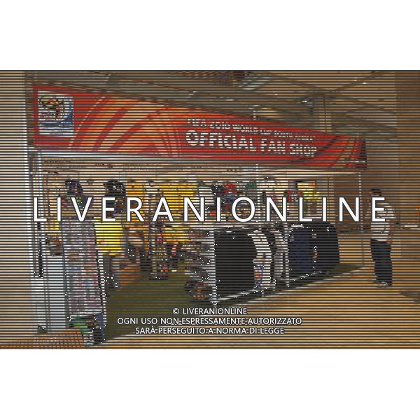 Sorteggi della fase finale dei Mondiali di calcio Sud Africa 2010 - gadget e mascotte in vendita nei negozi della citta\' 04.12.2009, Kapstadt, SŸdafrika, FIFA Fu§ball-Weltmeisterschaft 2010, World Cup, Cape Town, South Africa, Final Draw, Auslosung, Ziehung, Merchandising, Official Fan Shop, Offizieller Fan Shop, Fanartikel copyright by firo sportphoto/Agenzia Aldo Liverani Sas - ITALY ONLY -