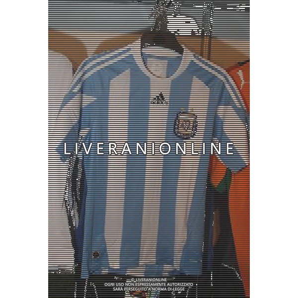 Sorteggi della fase finale dei Mondiali di calcio Sud Africa 2010 - maglia della nazionale argentina 04.12.2009, Kapstadt, SŸdafrika, FIFA Fu§ball-Weltmeisterschaft 2010, World Cup, Cape Town, South Africa, Final Draw, Auslosung, Ziehung, Merchandising, Official Fan Shop, Offizieller Fan Shop, Fanartikel, copyright by firo sportphoto/Agenzia Aldo Liverani Sas - ITALY ONLY -