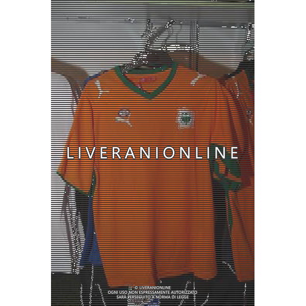 Sorteggi della fase finale dei Mondiali di calcio Sud Africa 2010 - maglia della nazionale della costa d\'avorio 04.12.2009, Kapstadt, SŸdafrika, FIFA Fu§ball-Weltmeisterschaft 2010, World Cup, Cape Town, South Africa, Final Draw, Auslosung, Ziehung, Merchandising, Official Fan Shop, Offizieller Fan Shop, Fanartikel, copyright by firo sportphoto/Agenzia Aldo Liverani Sas - ITALY ONLY -