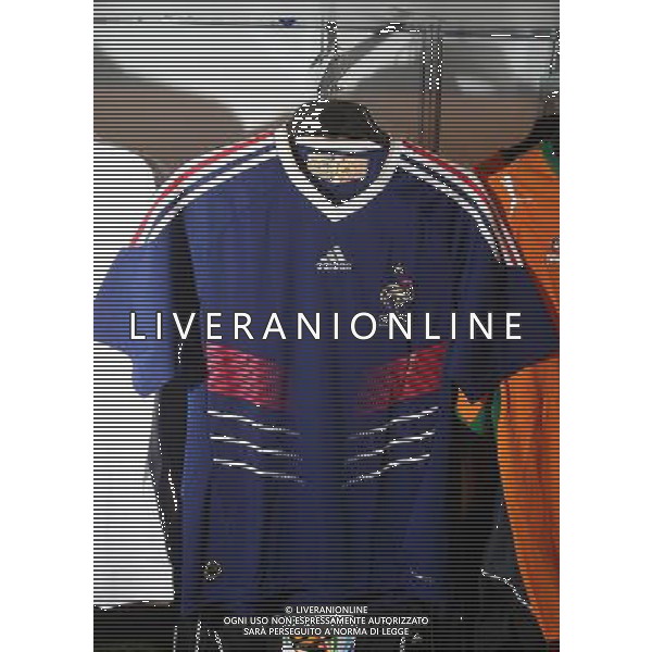 Sorteggi della fase finale dei Mondiali di calcio Sud Africa 2010 - maglia della nazionale francese - francia 04.12.2009, Kapstadt, SŸdafrika, FIFA Fu§ball-Weltmeisterschaft 2010, World Cup, Cape Town, South Africa, Final Draw, Auslosung, Ziehung, Merchandising, Official Fan Shop, Offizieller Fan Shop, Fanartikel, copyright by firo sportphoto/Agenzia Aldo Liverani Sas - ITALY ONLY -