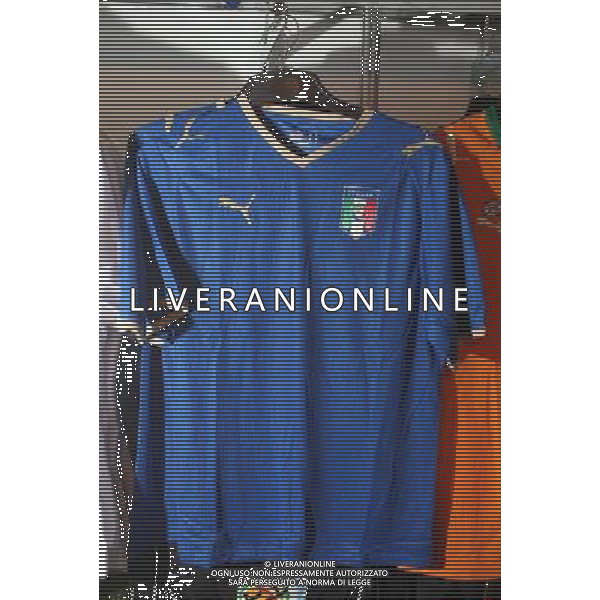 Sorteggi della fase finale dei Mondiali di calcio Sud Africa 2010 - maglia della nazionale italiana 04.12.2009, Kapstadt, SŸdafrika, FIFA Fu§ball-Weltmeisterschaft 2010, World Cup, Cape Town, South Africa, Final Draw, Auslosung, Ziehung, Merchandising, Official Fan Shop, Offizieller Fan Shop, Fanartikel, copyright by firo sportphoto/Agenzia Aldo Liverani Sas - ITALY ONLY -