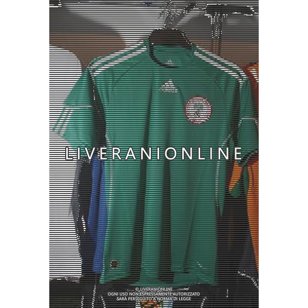 Sorteggi della fase finale dei Mondiali di calcio Sud Africa 2010 - maglia della nazionale nigeriana 04.12.2009, Kapstadt, SŸdafrika, FIFA Fu§ball-Weltmeisterschaft 2010, World Cup, Cape Town, South Africa, Final Draw, Auslosung, Ziehung, Merchandising, Official Fan Shop, Offizieller Fan Shop, Fanartikel, copyright by firo sportphoto/Agenzia Aldo Liverani Sas - ITALY ONLY -