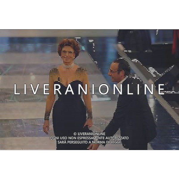 ROMA - RAI TEATRI DEGLI STUDIOS 04/12/2009 PROGRAMMA TELEVISIVO \'I MIGLIORI ANNI\' PUNTATA DEL 4.12.09 nella foto L\'ENTRATI DI SOPHIA LOREN NEGLI STUDI ACCOLTA DA CARLO CONTI ©BRUNI/AGENZIA ALDO LIVERANI SAS