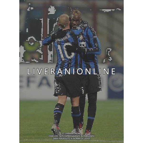 Champions League 2009/2010 Gruppo F MD6 Milano - 09.12.2009 FC Inter-FC Rubin Kazan Nella Foto: ESULTANZA DOPO IL GOL DI MARIO BALOTELLI ABBRACCIATO DA SNEIJDER /Ph.Vitez-Ag. Aldo Liverani