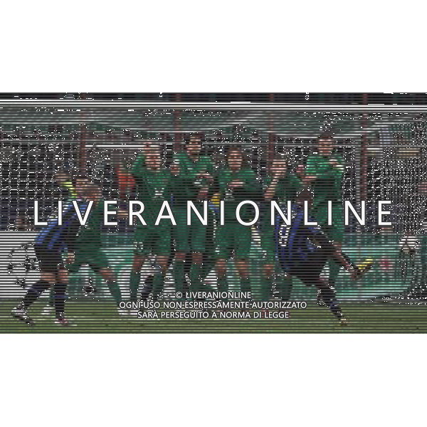 Champions League 2009/2010 Gruppo F MD6 Milano - 09.12.2009 FC Inter-FC Rubin Kazan Nella Foto: la punizione di samuel eto\'o ©luzzani-Ag. Aldo Liverani