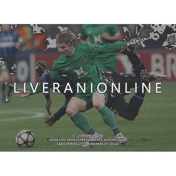 Milano 09-12-2009 Champions League 2009/10 inter-rubin kazan 2:0 nella foto mario balotelli e vitali kaleshin ph marco luzzani/ag aldo liverani s.a.s.