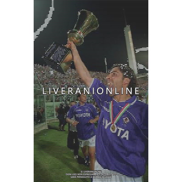 FIORENTINA-PARMA 13/06/2001 NELLA FOTO MANUEL RUI COSTA CON LA COPPA ITALIA FOTO ALDO LIVERANI