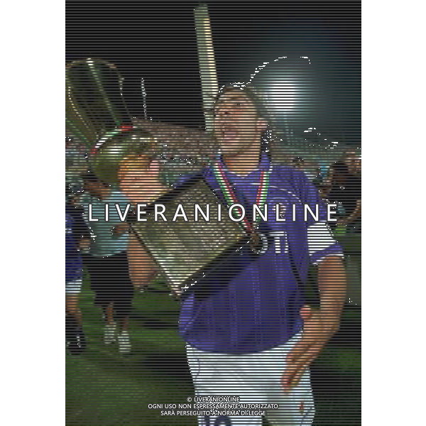 FIORENTINA-PARMA 13/06/2001 NELLA FOTO MANUEL RUI COSTA CON LA COPPA ITALIA FOTO ALDO LIVERANI