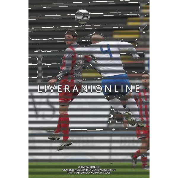 Campionato Lega PRO 1° Divisione Cremona 29-11-2009 Cremonese - Novara nella foto: Riccardo Musetti (Cremonese) e Andrea Lisuzzo (Novara), di spalle, in contrasto aereo foto Garavaglia - ag. Aldo Liverani sas