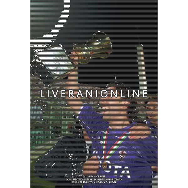 FIORENTINA-PARMA 13/06/2001 NELLA FOTO MANUEL RUI COSTA CON LA COPPA ITALIA FOTO ALDO LIVERANI