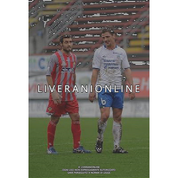 Campionato Lega PRO 1° Divisione Cremona 29-11-2009 Cremonese - Novara nella foto: Massimiliano Guidetti (Cremonese), a SX, e Rijat Shala (Novara) foto Garavaglia - ag. Aldo Liverani sas