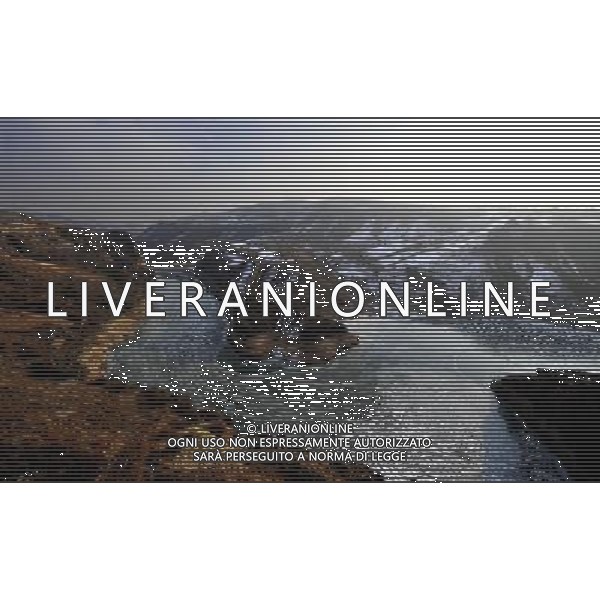 (091212) -- HOHHOT, Dec. 12, 2009 -- Photo taken on Dec. 11, 2009 shows the scenery of Laoniuwan river bend of the Yellow River, which locates at the border between north China\'s Shanxi Province and Inner Mongolia Autonomous Region. Ren Junchuan) (yc) Il Fiume Giallo (in cinese: Hwang Ho) e\' il principale fiume della Cina settentrionale /Agenzia Aldo Liverani Sas - ITALY ONLY -