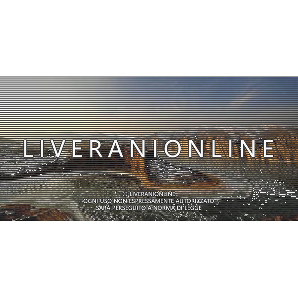 (091212) -- HOHHOT, Dec. 12, 2009 -- Photo taken on Dec. 11, 2009 shows the scenery of Laoniuwan river bend of the Yellow River, which locates at the border between north China\'s Shanxi Province and Inner Mongolia Autonomous Region. Ren Junchuan) (yc) Il Fiume Giallo (in cinese: Hwang Ho) e\' il principale fiume della Cina settentrionale /Agenzia Aldo Liverani Sas - ITALY ONLY -