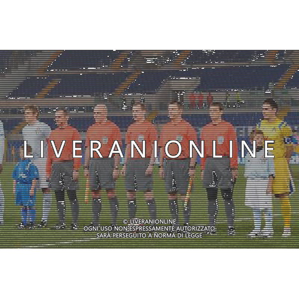 Roma - 17/12/2009 - Stadio Olimpico - Uefa Europa League 2009/2010 Gruppo G - SS Lazio vs PFC Levski Sofia - nella foto: Gli arbitri scozzesi con i due capitani Roberto BARONIO e Zhivko MILANOV ph. Corradetti / ©Aldo LIVERANI Sas