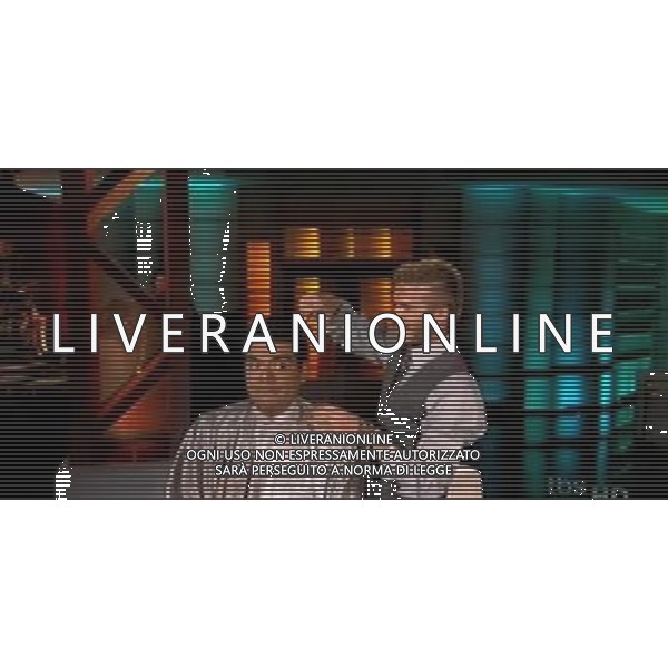Il calciatore David Beckham durante una puntata della show tv: \' The George Lopez show\', fa da parrucchiere al presentatore nella foto: David BECKHAM - George LOPEZ © Planet Photos - Ag. Aldo Liverani sas ITALY ONLY 