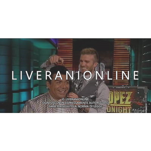 Il calciatore David Beckham durante una puntata della show tv: \' The George Lopez show\', fa da parrucchiere al presentatore nella foto: David BECKHAM - George LOPEZ © Planet Photos - Ag. Aldo Liverani sas ITALY ONLY 