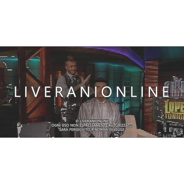 Il calciatore David Beckham durante una puntata della show tv: \' The George Lopez show\', fa da parrucchiere al presentatore nella foto: David BECKHAM - George LOPEZ © Planet Photos - Ag. Aldo Liverani sas ITALY ONLY 