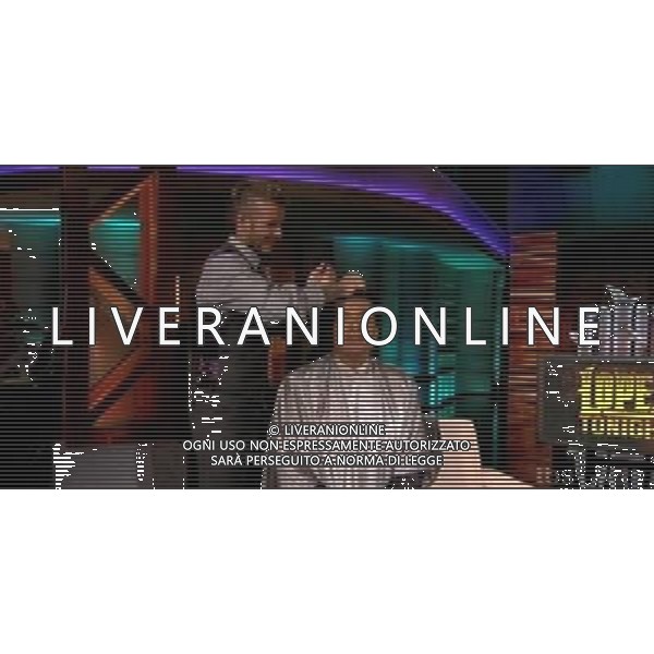 Il calciatore David Beckham durante una puntata della show tv: \' The George Lopez show\', fa da parrucchiere al presentatore nella foto: David BECKHAM - George LOPEZ © Planet Photos - Ag. Aldo Liverani sas ITALY ONLY 