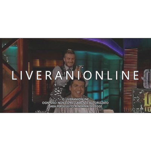 Il calciatore David Beckham durante una puntata della show tv: \' The George Lopez show\', fa da parrucchiere al presentatore nella foto: David BECKHAM - George LOPEZ © Planet Photos - Ag. Aldo Liverani sas ITALY ONLY 