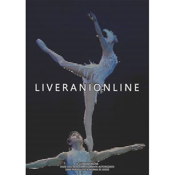 BALLETTO ACROBATICO DE \' IL LAGO DEI CIGNI\' nella foto: la ballerina acrobata Yu Wanqing © Yu Ping - Xinhua/Photoshot - Ag. Aldo Liverani sas ITALY ONLY