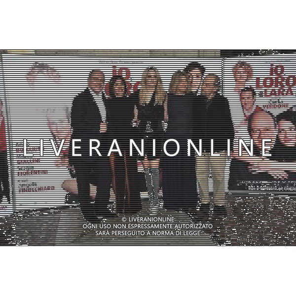 ROMA - CINEMA WARNER MODERNO - 30.12.09 PHOTO CALL FILM\' IO, LORO E LARA\' nella foto: CARLO VERDONE-ANNA BONAIUTO-LA CHIATTI-ANGELA FINOCCHIARO E SERGIO FIOORENTINI FOTO BRUNI-AG ALDO LIVERANI