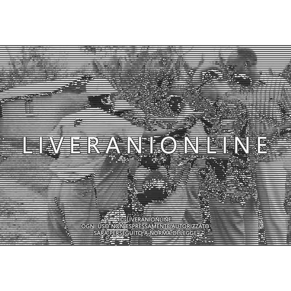 Haiti nazione dell\'America, isola del mar dei Caraibi: Haiti e\' il paese piu\' povero delle Americhe nella foto la popolazione e abitanti del luogo chiedono l\'elemosina ai turisti ©archivio Giovanni Liverani/Agenzia Aldo Liverani Sas