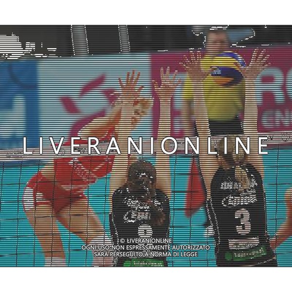 Polonia - 19.01.2010 - COPPA CAMPIONI PALLAVOLO ( VOLLEY) partita MKS DABROWA GORNICZA - SCAVOLINI PESARO nella foto: USIC SENNA (L) FOTO RAFAL JACNIAK / PRESSFOCUS / NEWSPIX.PL - Ag. Aldo Liverani sas ITALY ONLY *** Local Caption *** 