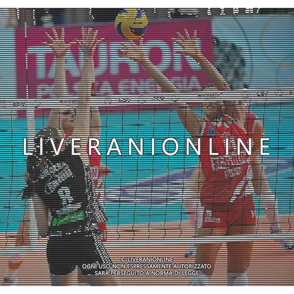 Polonia - 19.01.2010 - COPPA CAMPIONI PALLAVOLO ( VOLLEY) partita MKS DABROWA GORNICZA - SCAVOLINI PESARO nella foto: EWELINA SIECZKA (L) GUIGGI MARTINA (R) FOTO RAFAL JACNIAK / PRESSFOCUS / NEWSPIX.PL - Ag. Aldo Liverani sas ITALY ONLY 