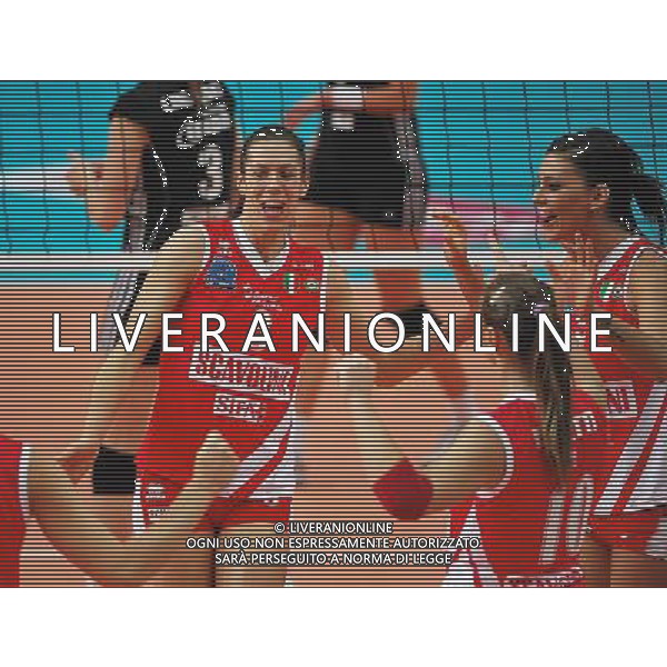 Polonia - 19.01.2010 - COPPA CAMPIONI PALLAVOLO ( VOLLEY) partita MKS DABROWA GORNICZA - SCAVOLINI PESARO nella foto: MARI FRANCESCA (L) KATARZYNA SKOWRONSKA (R) FOTO RAFAL JACNIAK / PRESSFOCUS / NEWSPIX.PL - Ag. Aldo Liverani sas ITALY ONLY *** Local Caption *** 