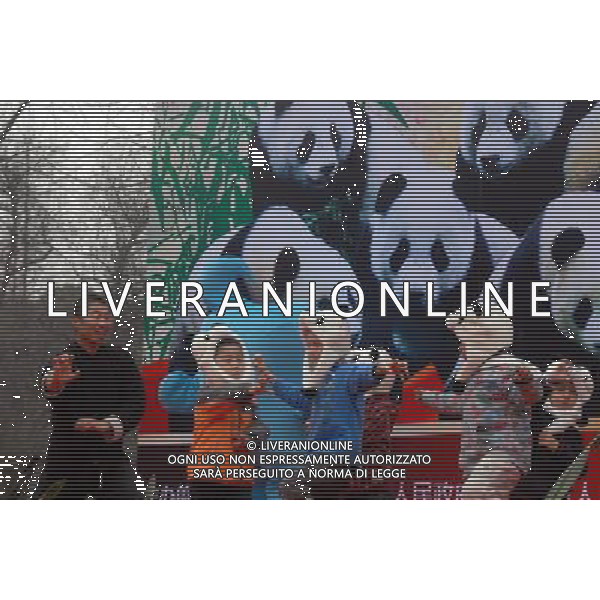 (100121) -- SHANGHAI, Jan. 21, 2010 () -- Wearing panda cartoon hats, kids from the Shanghai Hongqiao International Primary School practise Chinese Kongfu outside the Panda Pavilion of the Shanghai Zoo in Shanghai, China, Jan. 20 2010. A total of ten pandas from southwest China\'s Sichuan Province for 2010 Shanghai World EXPO were officially shown to the public on Wednesday. (/Liu Zheng) (wyx) /Agenzia Aldo Liverani Sas - ITALY ONLY - ORSO PANDA GIGANTE ALLO ZOO DI SHANGHAI IN CINA