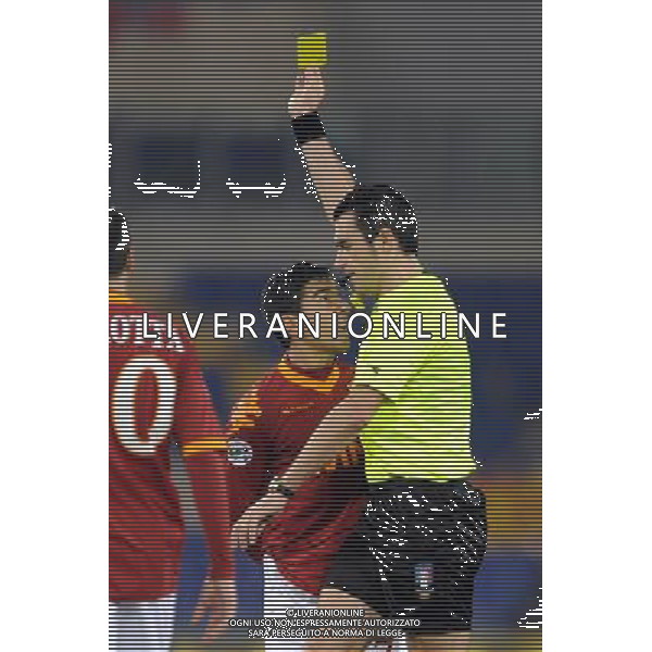 AS Roma vs Catania 26/01/2010 Coppa Italia TIM CUP 2009/2010 - Quarti di Finale nella foto: Arbitro Nicola PIERPAOLI estrae il cartellino giallo per l\'ammonizione di David Pizarro ph. Corradetti / ©Agenzia Aldo Liverani Sas