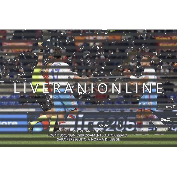 Roma - 26/01/2010 - Stadio Olimpico - TIM CUP 2009/2010 - Quarti di Finale - AS Roma vs Catania - nella foto: Nicola PIERPAOLI ammonisce per la seconda volta Giuseppe BELLUSCI ph. Corradetti / ©Aldo Liverani Sas