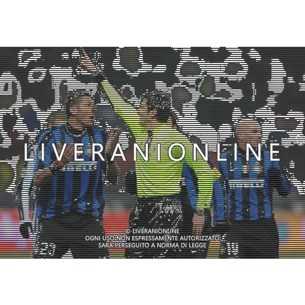 Coppa Italia TIM Cup 2009/2010 Quarti di Finale Milano - 28.01.2010 Inter-Juventus Nella Foto:PROTESTA DEI GIOCATORI INTER CON ARBITRO DAMATO /Ph.Vitez-Ag. Aldo Liverani