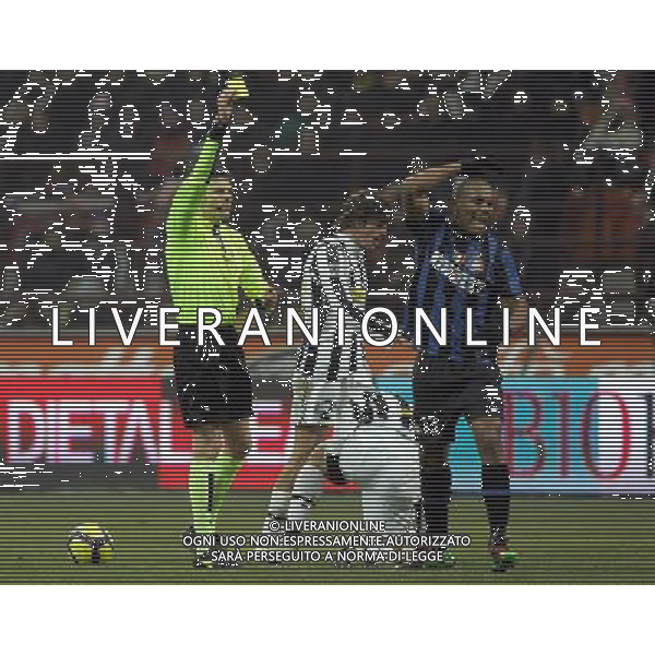 INTER - JUVENTUS COPPA ITALIA TIM CUP 28/01/2010 NELLA FOTO ARBITRO DAMATO ESTRAE IL CARTELLINO GIALLO PER L\'AMMONIZIONE DI MAICON ©LUZZANI/AGENZIA ALDO LIVERANI SAS