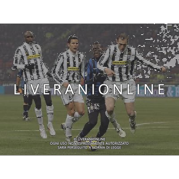 INTER - JUVENTUS COPPA ITALIA TIM CUP 28/01/2010 NELLA FOTO MARIO BALOTELLI E GIORGIO CHIELLINI ©LUZZANI/AGENZIA ALDO LIVERANI SAS