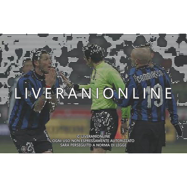 Milano 28-01-2010 Coppa Italia TIM CUP 2009/2010 Inter-Juventus 2:1 nella foto arbitro damato e marco materazzi ph marco luzzani/ag aldo liverani s.a.s.