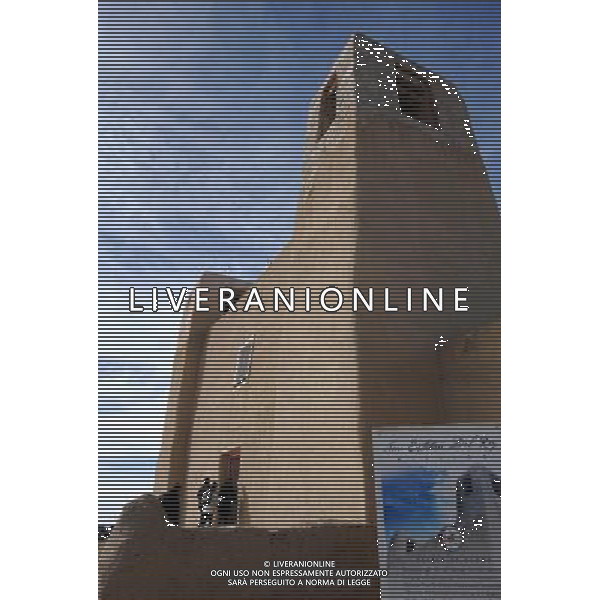 (100128) -- ALBUQUERQUE, Jan. 28, 2010 () -- Photo taken on Jan. 25, 2010 shows the Pueblo\'s mission church, San Esteban del Rey, built from 1629 to 1640 with all building materials hand carried or hauled up the steep slopes of the mesa, in Acoma Pueblo in New Mexico, the United States. Acoma Pueblo, also known as \'Sky City\', is a Native American pueblo built on top of a 367-foot (112 meters) sandstone mesa in the U.S. state of New Mexico. It is believed to be built in the 12th century, and regarded as one of the oldest continuously inhabited communities in the United States. People are living in the adobe houses, which have no electricity and water. (/Gu Xinrong) (lyi) /Agenzia Aldo Liverani Sas - ITALY ONLY - LÕantico villaggio di Acoma, chiamata Sky City per la sua collocazione in cima ad unÕalta mesa, il tipico altipiano del Southwest. Il pueblo e\' senza acqua ed elettricita\'