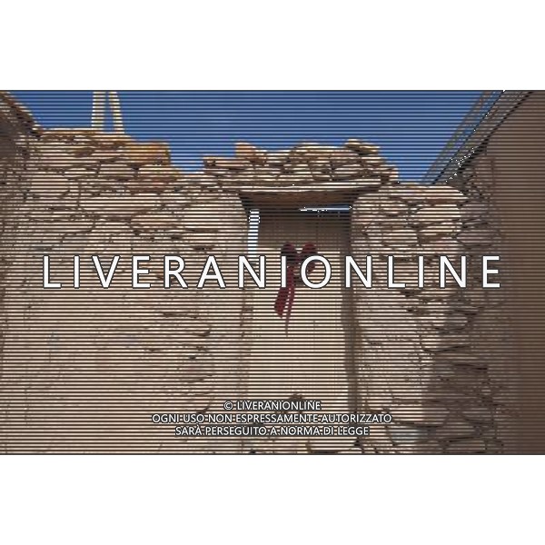 (100128) -- ALBUQUERQUE, Jan. 28, 2010 () -- Photo taken on Jan. 25, 2010 shows a Christmas decoration on the door of an Indian house in Acoma Pueblo in New Mexico, the United States. Acoma Pueblo, also known as \'Sky City\', is a Native American pueblo built on top of a 367-foot (112 meters) sandstone mesa in the U.S. state of New Mexico. It is believed to be built in the 12th century, and regarded as one of the oldest continuously inhabited communities in the United States. People are living in the adobe houses, which have no electricity and water. (/Gu Xinrong) (lyi) /Agenzia Aldo Liverani Sas - ITALY ONLY - LÕantico villaggio di Acoma, chiamata Sky City per la sua collocazione in cima ad unÕalta mesa, il tipico altipiano del Southwest. Il pueblo e\' senza acqua ed elettricita\'