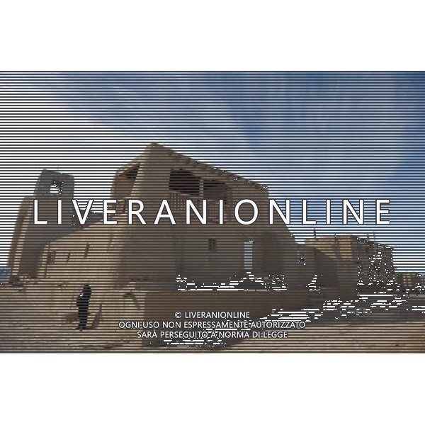 (100128) -- ALBUQUERQUE, Jan. 28, 2010 () -- Photo taken on Jan. 25, 2010 shows the Pueblo\'s mission church, San Esteban del Rey, built from 1629 to 1640 with all building materials hand carried or hauled up the steep slopes of the mesa, in Acoma Pueblo in New Mexico, the United States. Acoma Pueblo, also known as \'Sky City\', is a Native American pueblo built on top of a 367-foot (112 meters) sandstone mesa in the U.S. state of New Mexico. It is believed to be built in the 12th century, and regarded as one of the oldest continuously inhabited communities in the United States. People are living in the adobe houses, which have no electricity and water. (/Gu Xinrong) (lyi) /Agenzia Aldo Liverani Sas - ITALY ONLY - LÕantico villaggio di Acoma, chiamata Sky City per la sua collocazione in cima ad unÕalta mesa, il tipico altipiano del Southwest. Il pueblo e\' senza acqua ed elettricita\'